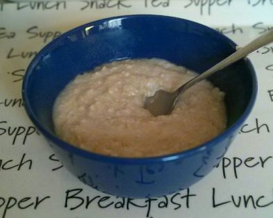 Bowl_of_porridge_with_spoon.jpg